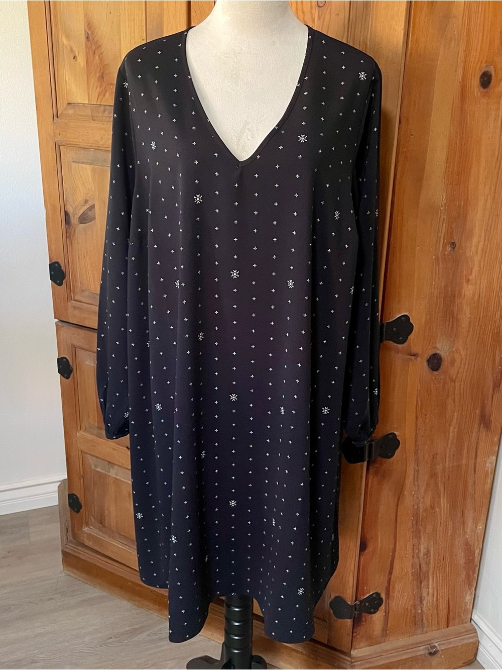 Ava & Viv Black V-Neck Long Sleeve Shift Dress